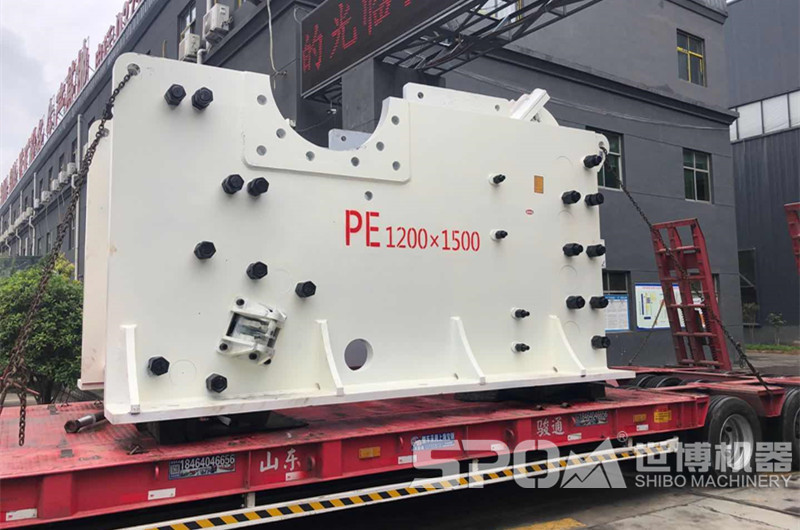 大型PE1200x1500顎式破碎機裝車(chē)發(fā)貨